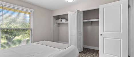 2 bedrooms, desk, iron/ironing board, WiFi