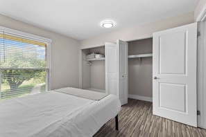 2 bedrooms, desk, iron/ironing board, WiFi