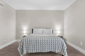 2 bedrooms, desk, iron/ironing board, WiFi - Getaway in the Heart of the City! (Rochester Hills)