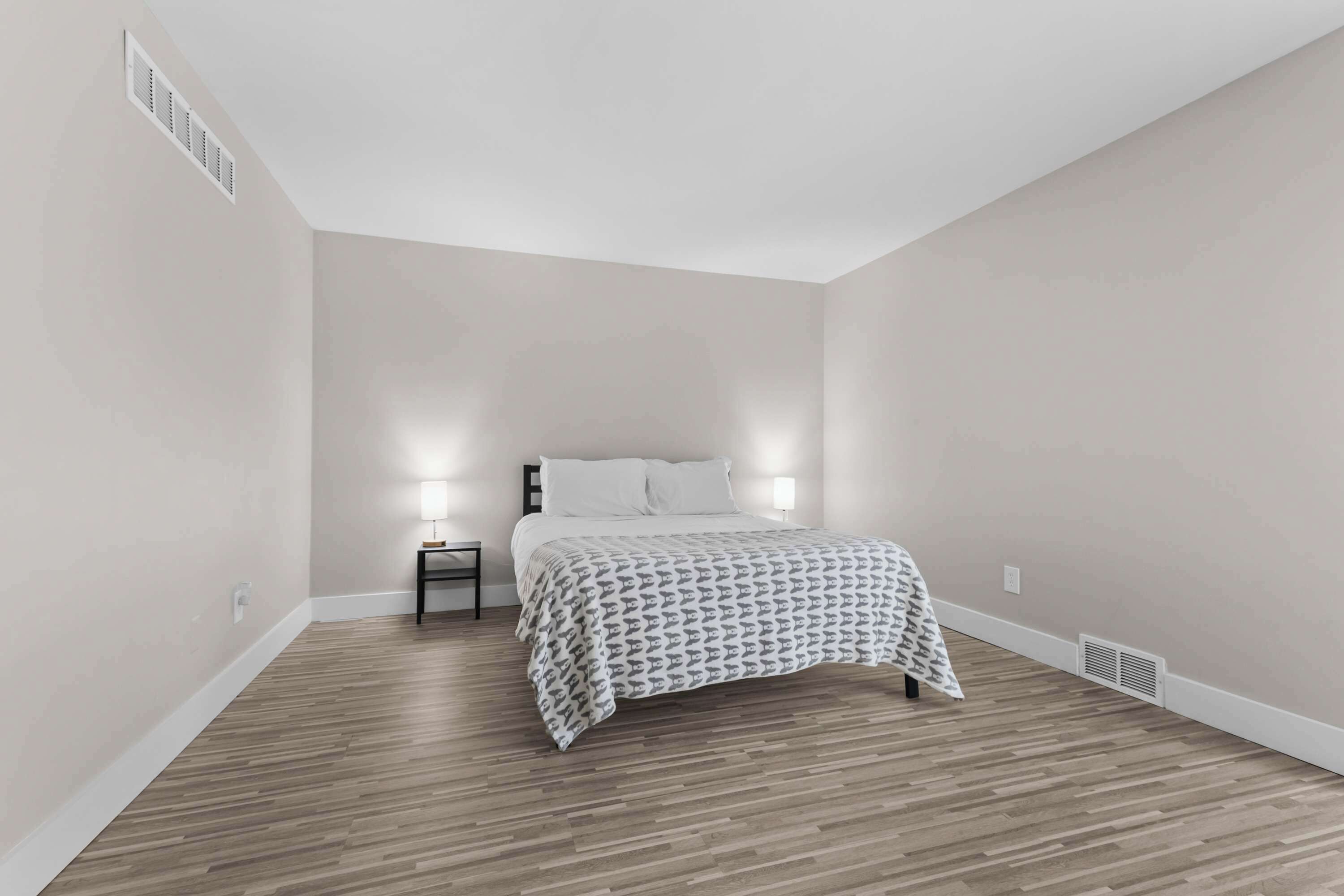 2 bedrooms, desk, iron/ironing board, WiFi