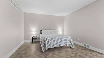 2 bedrooms, desk, iron/ironing board, WiFi
