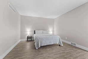2 bedrooms, desk, iron/ironing board, WiFi - Getaway in the Heart of the City! (Rochester Hills)