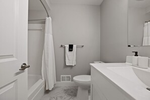 Douche, sèche-cheveux, serviettes fournies