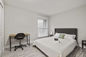 2 habitaciones, escritorio, tabla de planchar con plancha y wifi