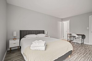 2 soverom, skrivebord, strykejern/-brett og wi-fi