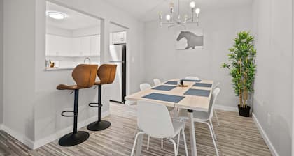 Peaceful & Trendy Unit Near Attractions