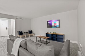 TV, offices - The Ultimate Rochester Getaway  Cozy & Inviting (Rochester Hills)