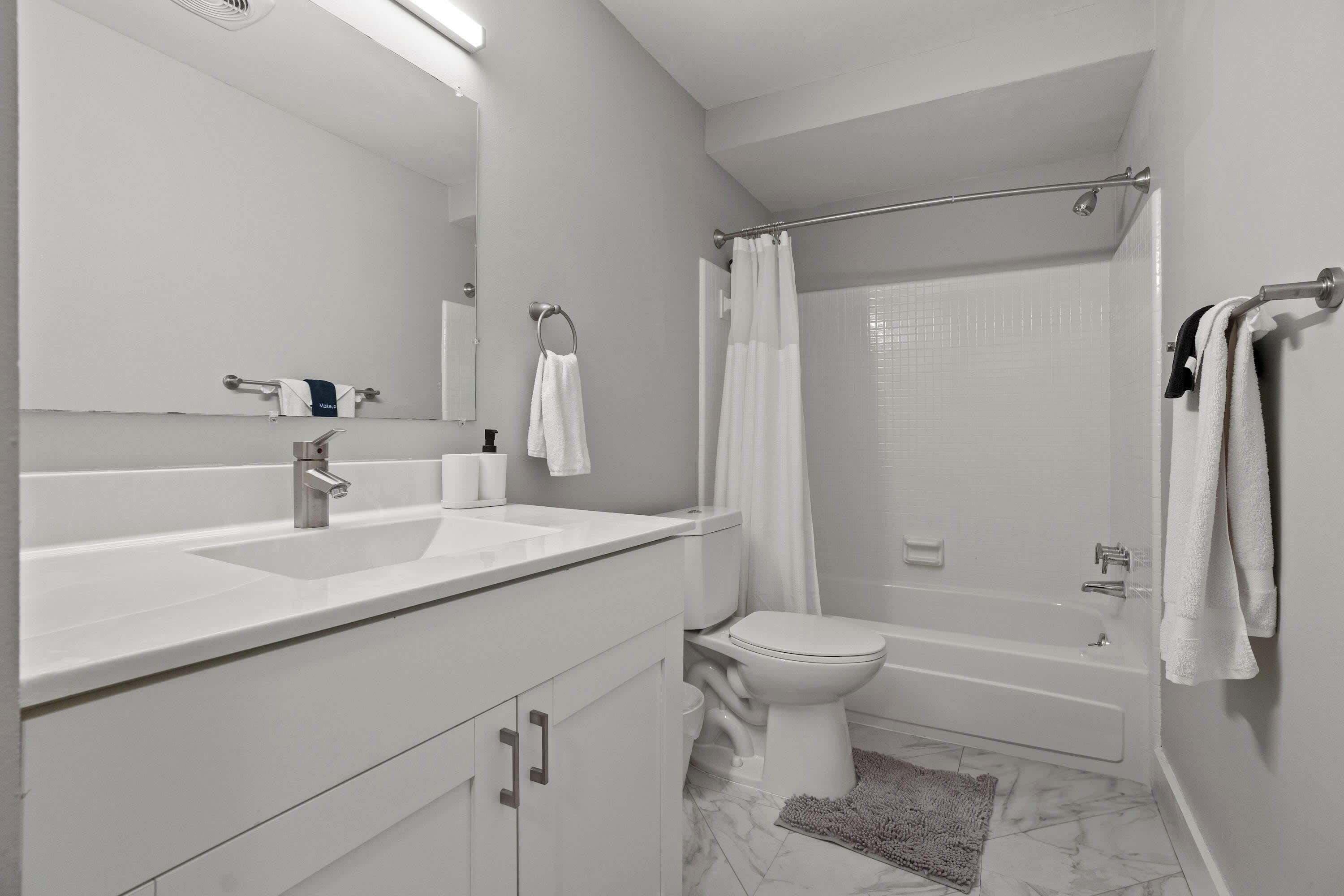 淋浴设施、吹风机、毛巾、洗发水