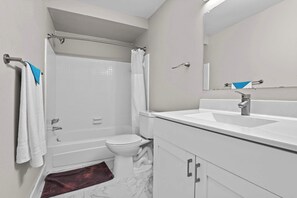 Douche, séchoir à cheveux, serviettes fournies, shampooing