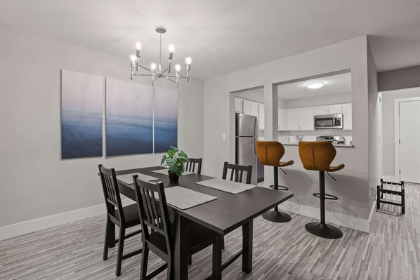 Dining - The Ultimate Rochester Getaway  Cozy & Inviting (Rochester Hills)