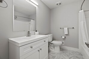 Douche, sèche-cheveux, serviettes fournies