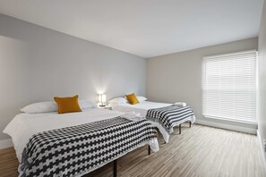 2 室のベッドルーム、デスク、アイロン / アイロン台、WiFi