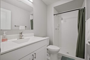 シャワー、ヘアドライヤー、タオル