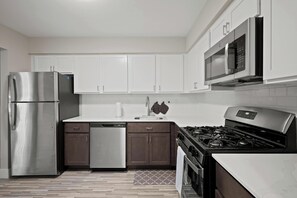 ثلاجة، ميكروويف، فرن، موقد طهي مسطح