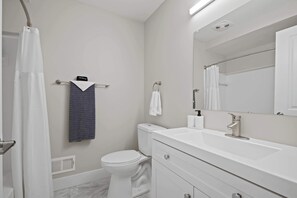 Dusche, Haartrockner, Handtücher