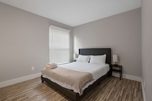 2 habitaciones, escritorio, tabla de planchar con plancha y wifi 
