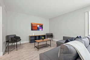 TV, offices - Peaceful Rochester Escape Perfect for Families (Rochester Hills)