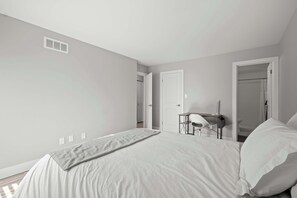 2 bedrooms, desk, iron/ironing board, WiFi - Peaceful Rochester Escape Perfect for Families (Rochester Hills)