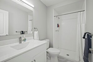 Shower, hair dryer, towels, shampoo - Peaceful Rochester Escape Perfect for Families (Rochester Hills)