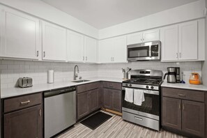 Fridge, microwave, oven, stovetop - Peaceful Rochester Escape Perfect for Families (Rochester Hills)