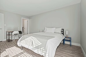 2 室のベッドルーム、デスク、アイロン / アイロン台、WiFi