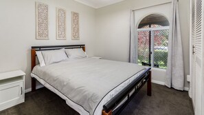 4 bedrooms, iron/ironing board, free WiFi, bed sheets
