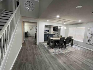 Interior - Cozy & Fun Home, near SixFlag & La Cantera Mall (San Antonio)