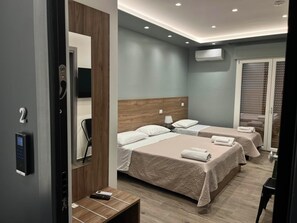 Quarto triplo família, cozinha americana, vista para a cidade | Frigobar (abastecido com alguns itens grátis), cofres nos quartos