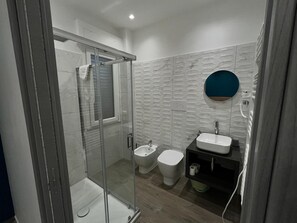 Classic Room, City View | Bathroom