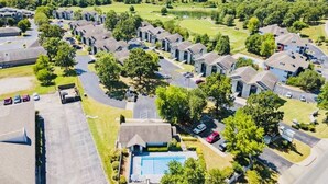 Exterior - Walk-in condo with Golf Course View Near the Strip. NO STAIRS! (Branson)