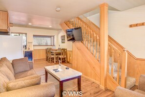 Smart TV, fireplace, table tennis - Lake/Beach Front Resort- Pool, Hot Tub, BBQ #27 (Tahoe Vista)