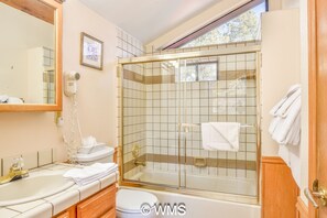 Secador de pelo, toallas, jabón y papel higiénico