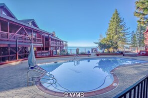 Una piscina al aire libre, una piscina climatizada