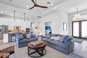 Living area - Southwest Florida Fort Myers Waterfront 4 Bedroom Home Near Sanibel Island (Fort Myers)