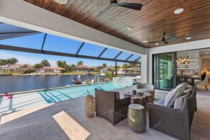 Outdoor dining - Southwest Florida Fort Myers Waterfront 4 Bedroom Home Near Sanibel Island (Fort Myers)