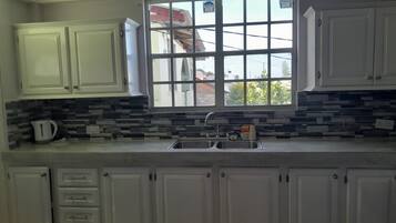 Fridge, oven, stovetop, cookware/dishes/utensils