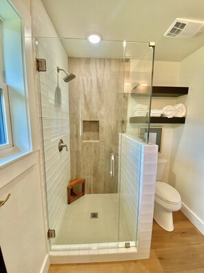 Dusche, Haartrockner, Handtücher, Seife