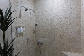 Shower, hair dryer, towels, soap - Turtle Den YOUR Maho Escape! (Sint Maarten)