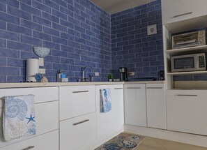 Køleskab, mikrobølgeovn, kogeplade, kaffe-/temaskine