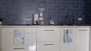 Coffee/tea maker, fridge, microwave, stovetop