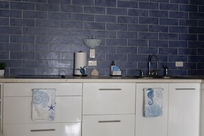 Fridge, microwave, stovetop, coffee/tea maker - Turtle Den YOUR Maho Escape! (Sint Maarten)