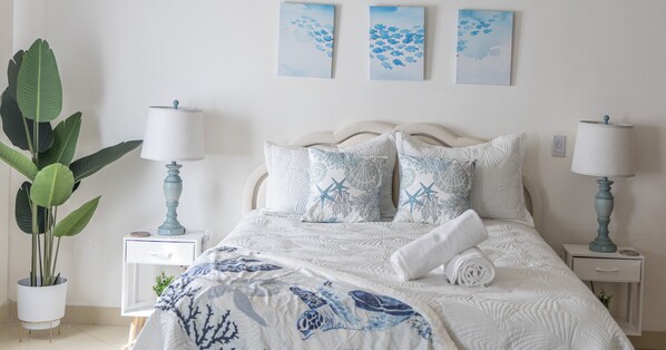 1 bedroom, desk, iron/ironing board, WiFi - Turtle Den YOUR Maho Escape! (Sint Maarten)