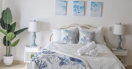 Steps to Maho Beach and Mullet Bay. Lively Neighborhood 