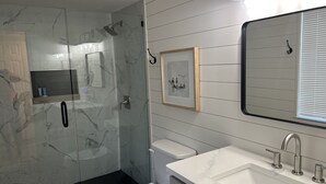 Dusj, hårføner, håndklær og såpe