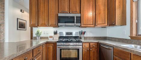 Microondas, horno, parrilla de estufa y lavavajillas