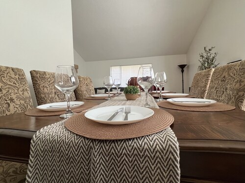 Valley Getaway: Spacious Home Perfect for Groups