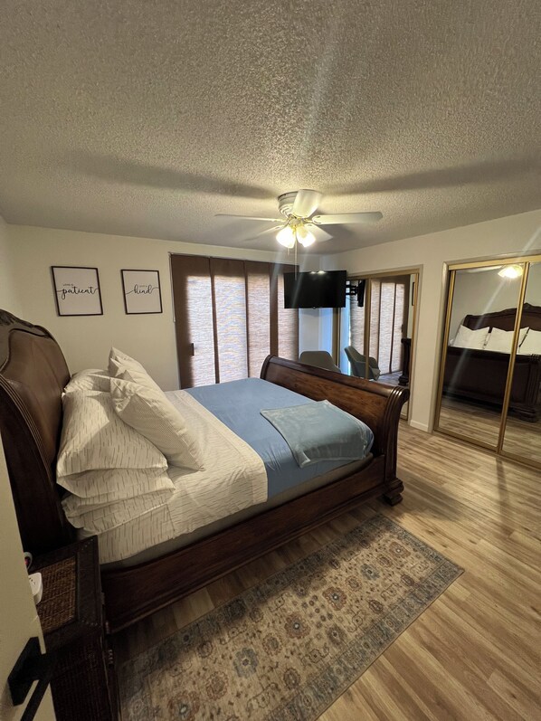 4 Schlafzimmer, Schreibtisch, Bügeleisen/Bügelbrett, Reisekinderbett