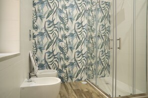 Comfort Triple Room | Bathroom | Hair dryer