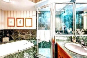 Dusj, hårføner, håndklær og såpe