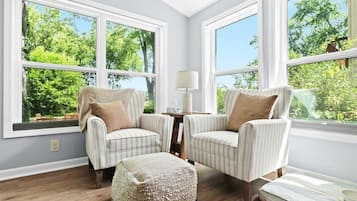 TV connectée, livres, écrans d'ordinateur